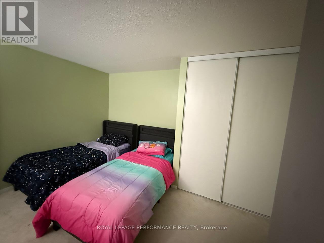 390 Crownridge Drive N