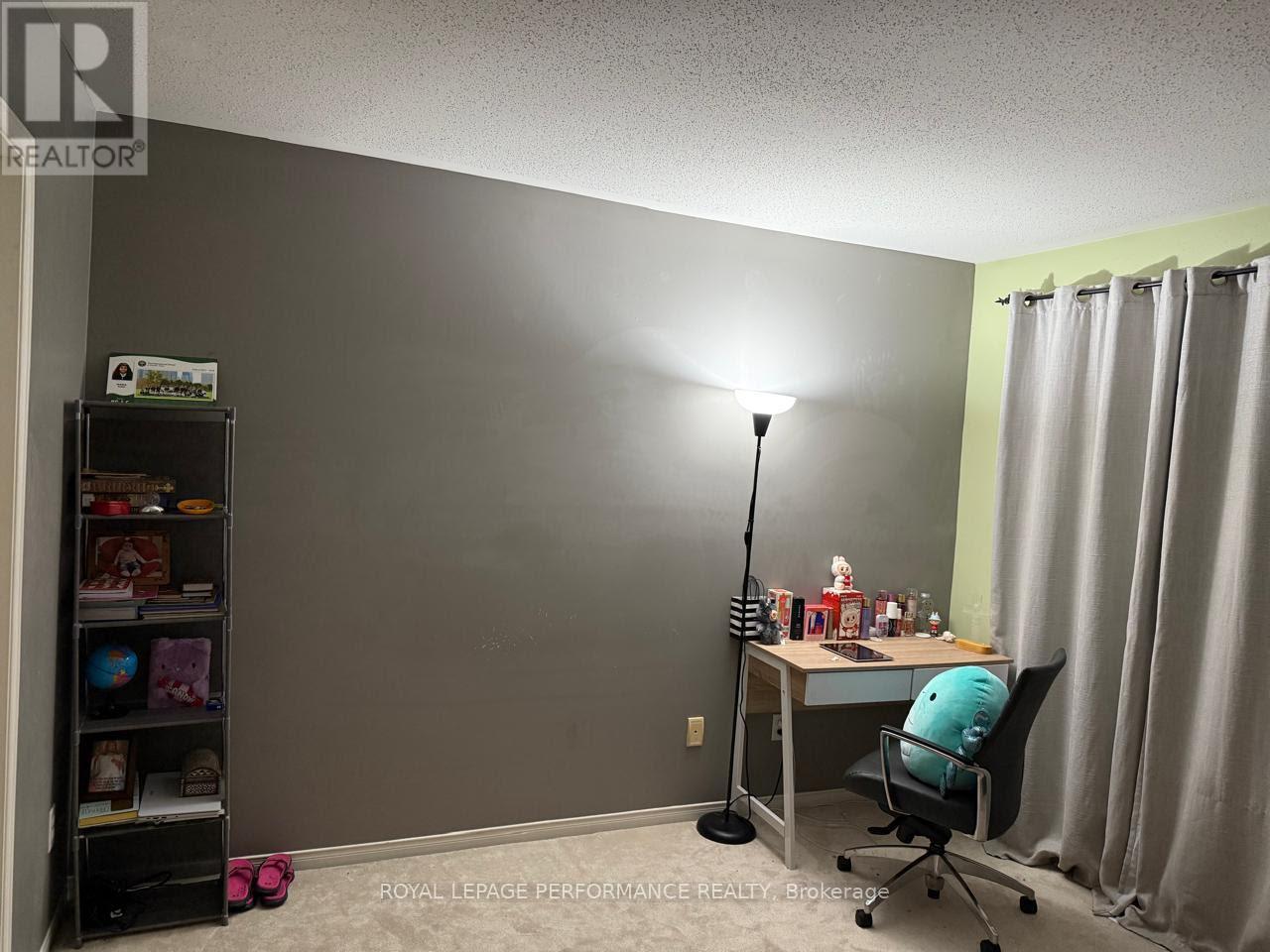 390 Crownridge Drive N