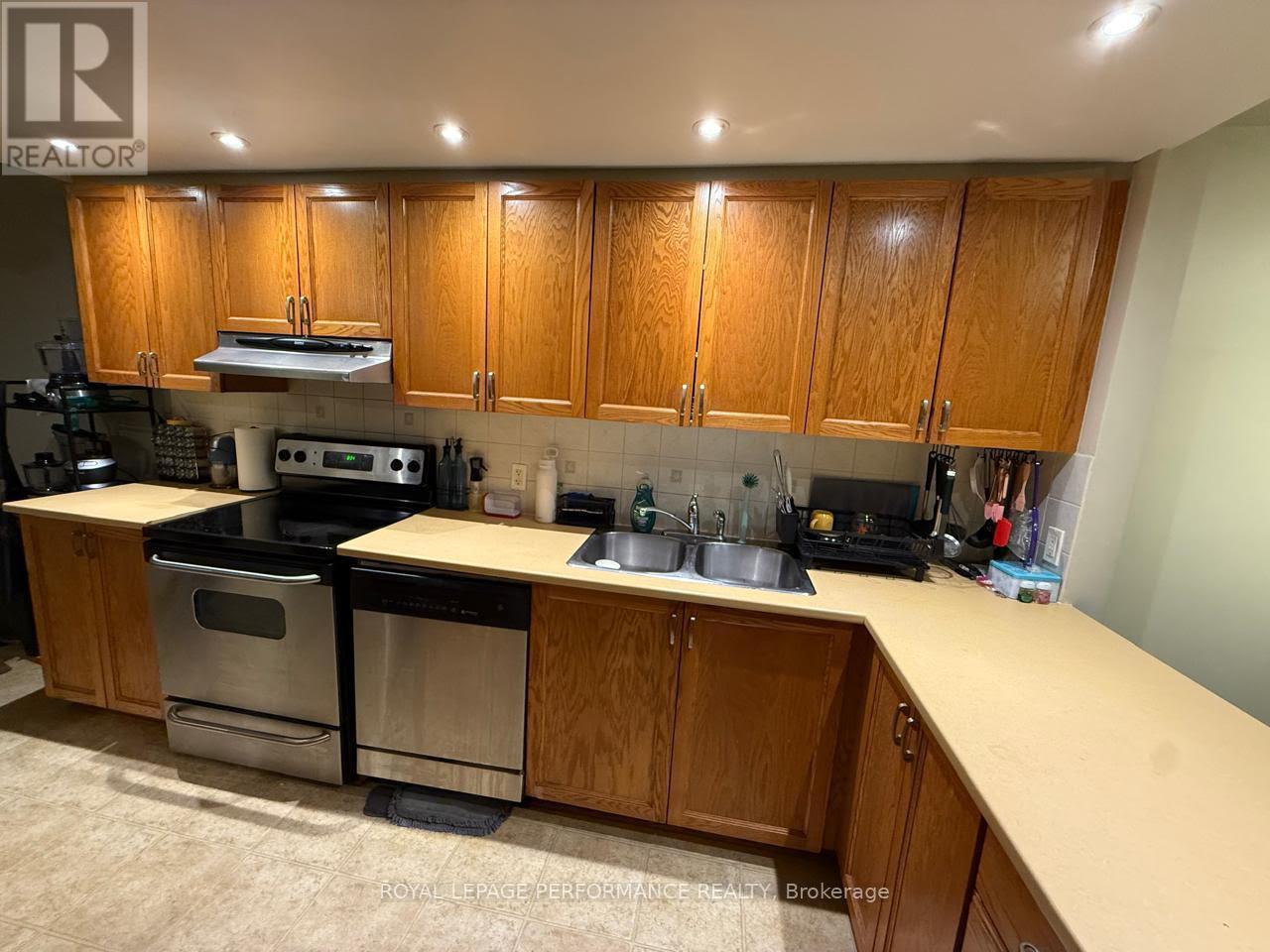 390 Crownridge Drive N