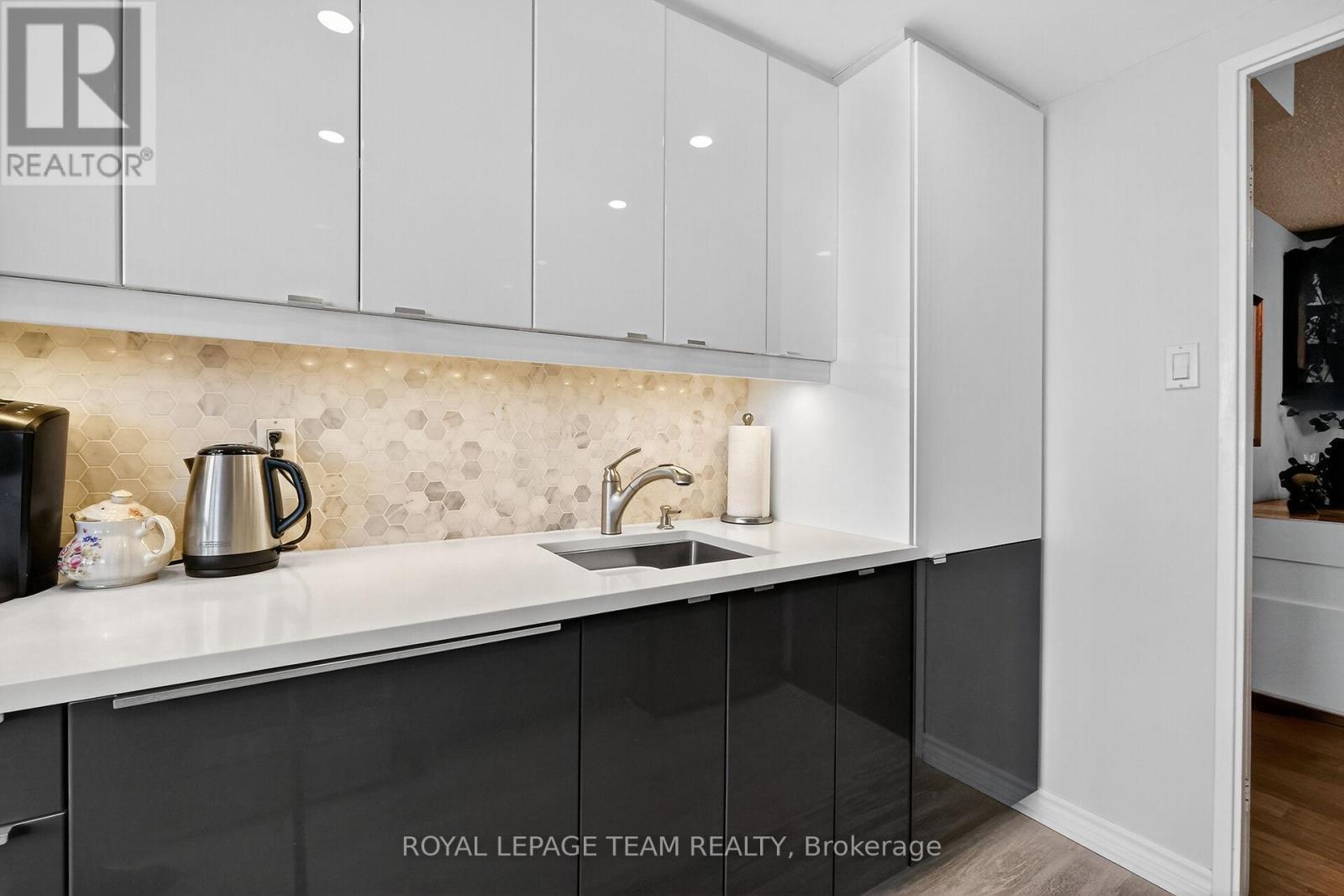 1801 - 530 Laurier Avenue W