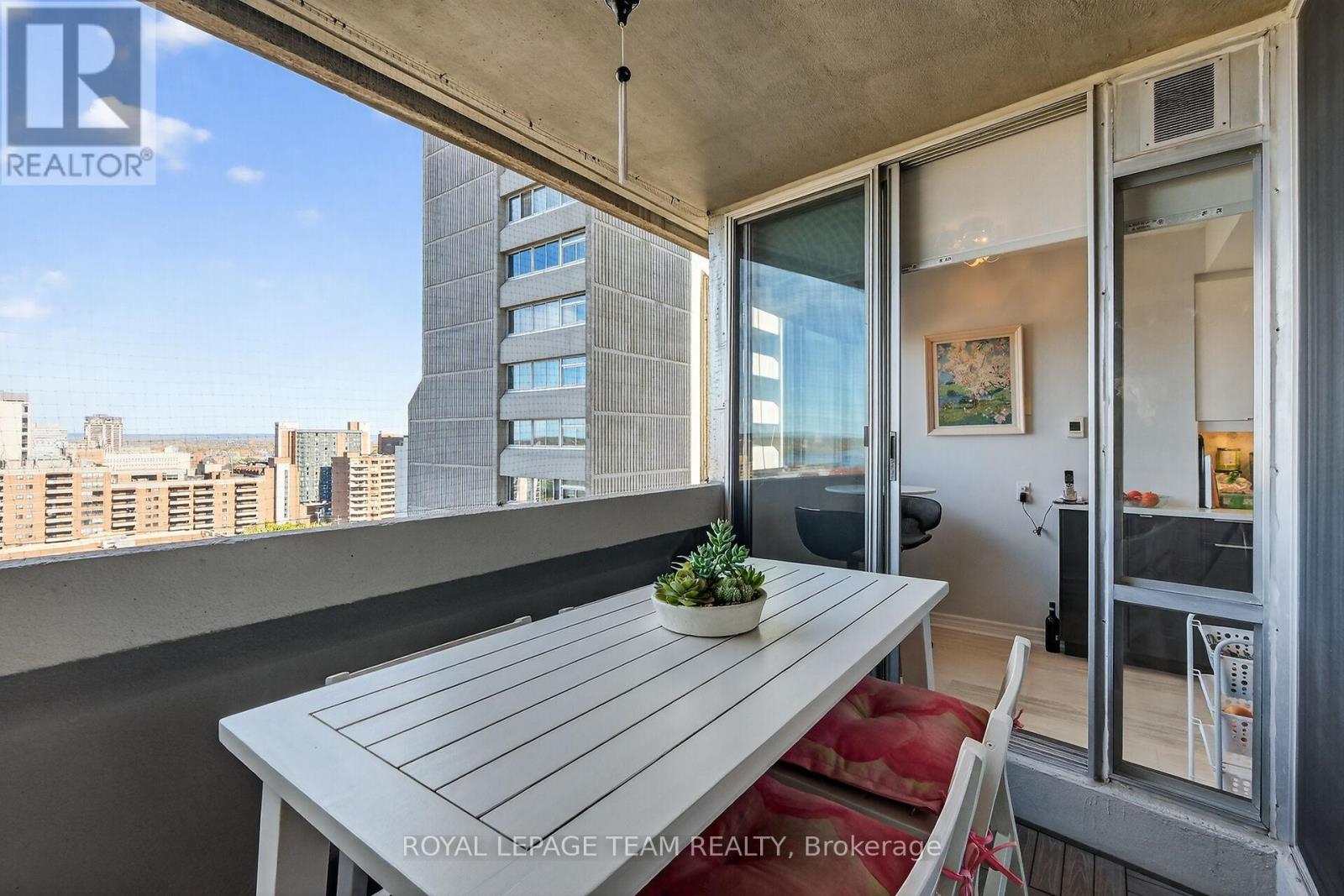 1801 - 530 Laurier Avenue W