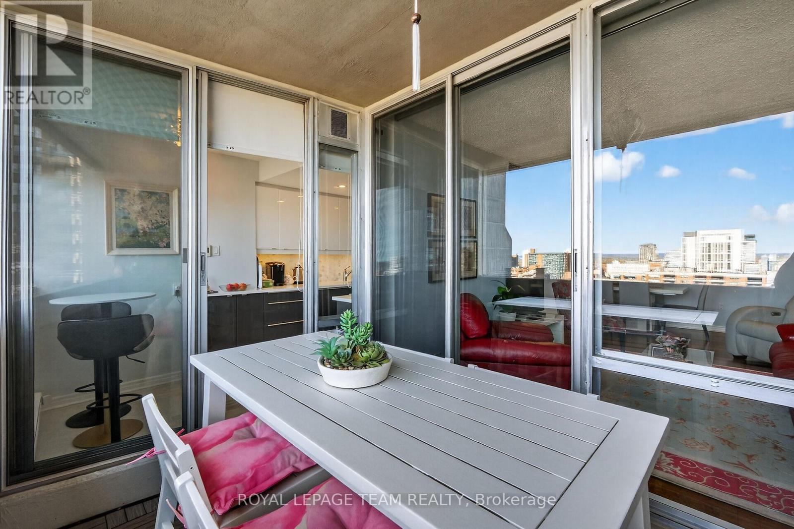 1801 - 530 Laurier Avenue W