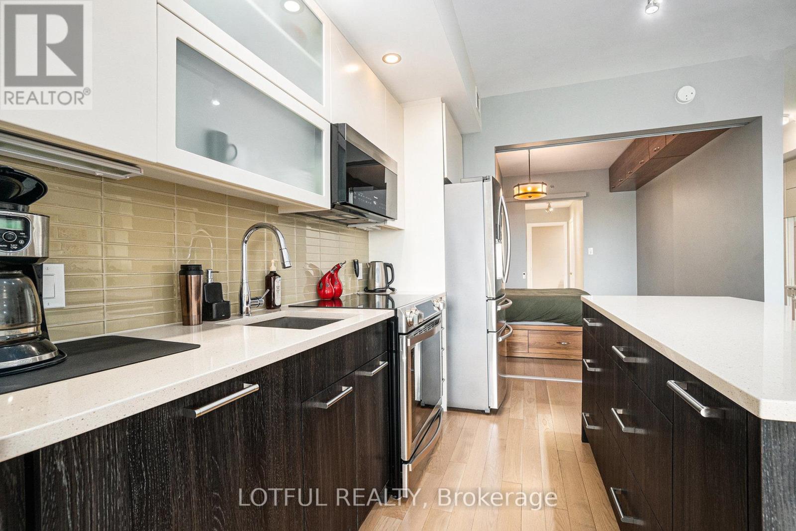 701 - 98 Richmond Road