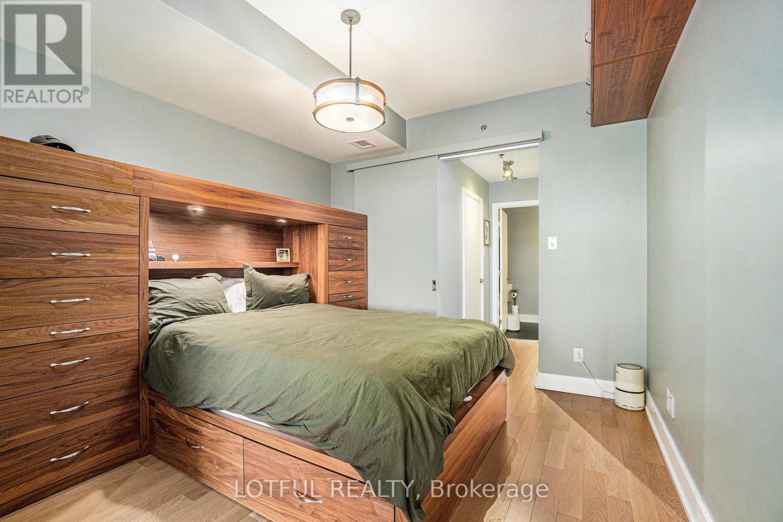 701 - 98 Richmond Road