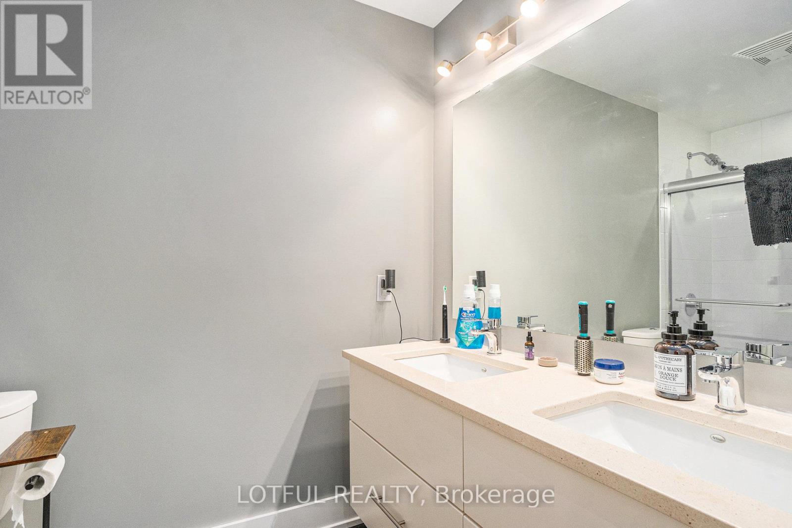 701 - 98 Richmond Road