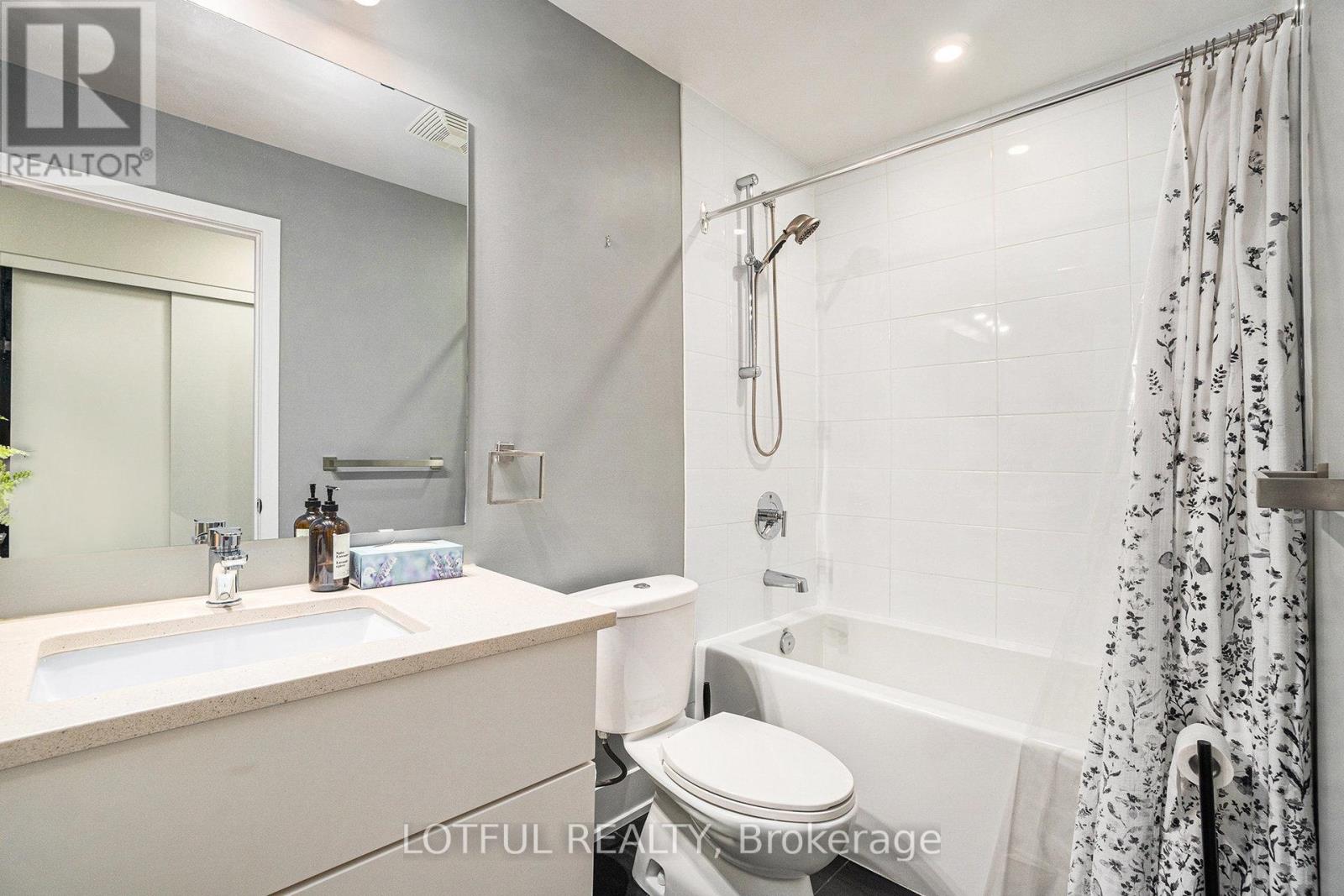 701 - 98 Richmond Road