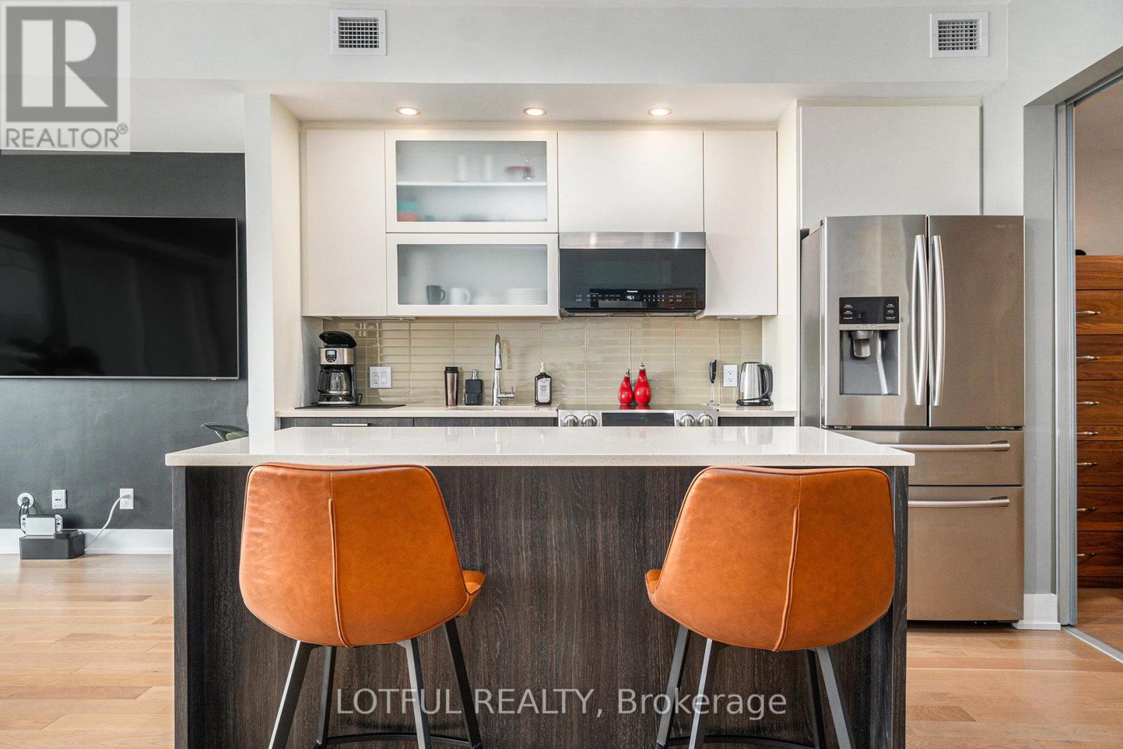 701 - 98 Richmond Road