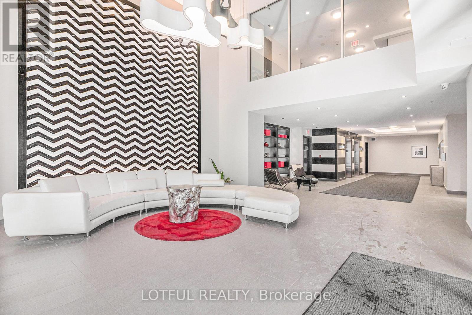 701 - 98 Richmond Road