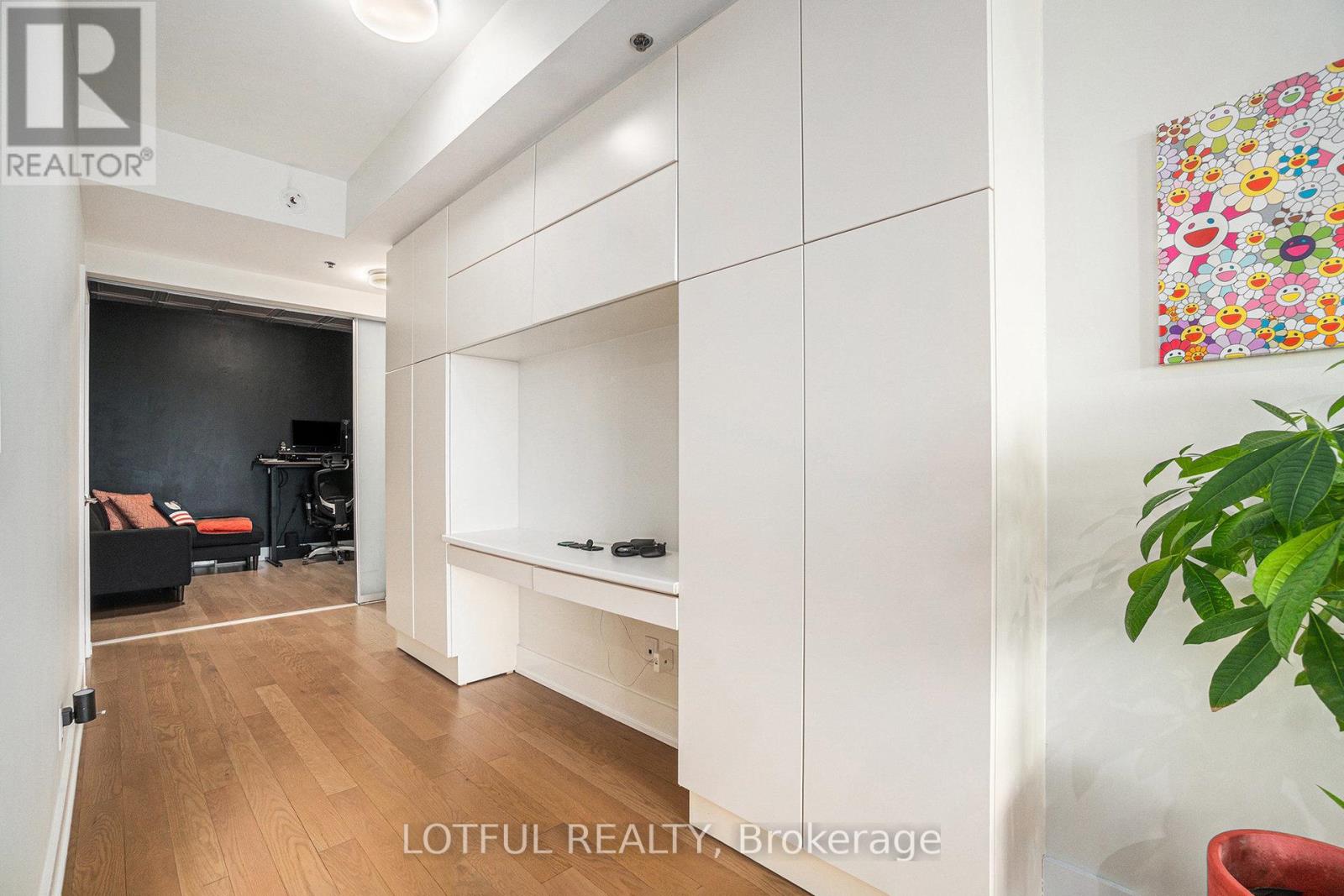 701 - 98 Richmond Road