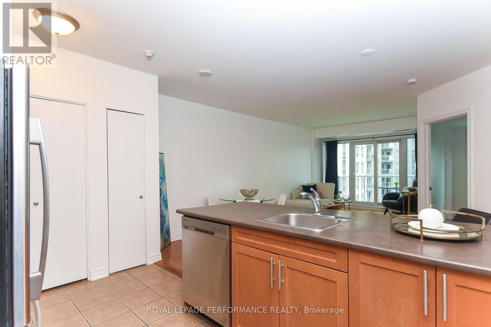 1107 - 234 Rideau Street