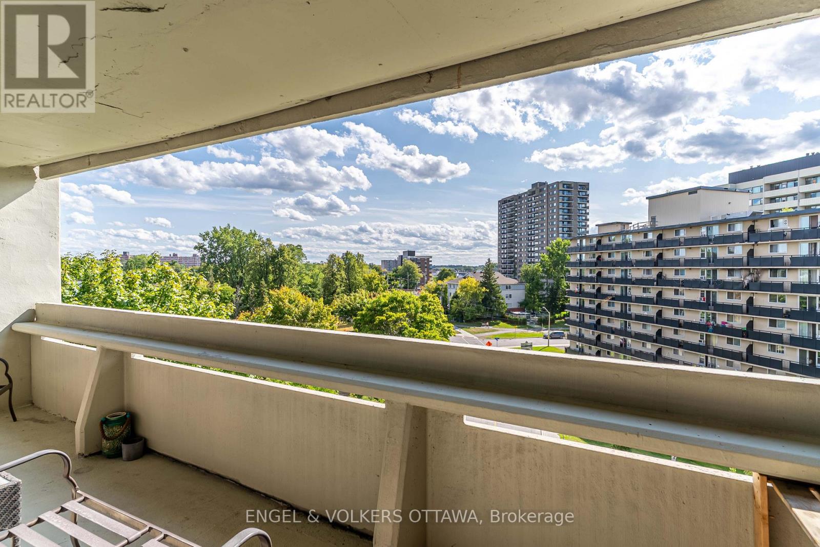 606 - 1171 Ambleside Drive