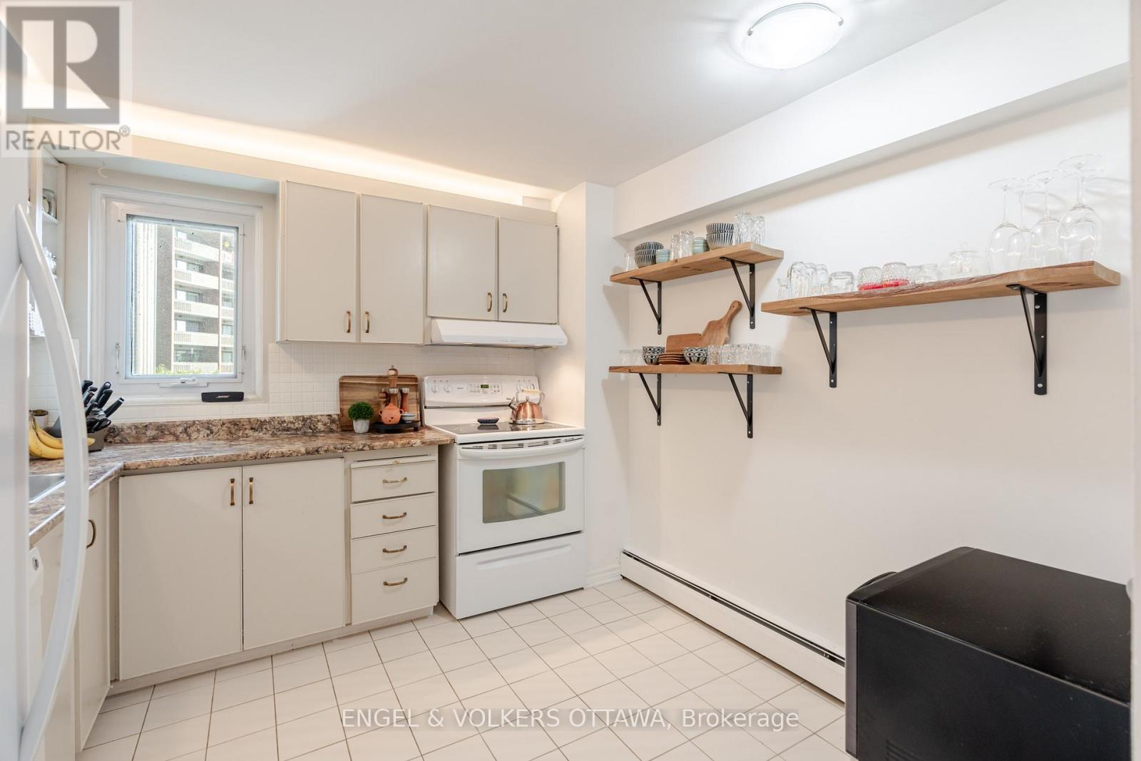 606 - 1171 Ambleside Drive