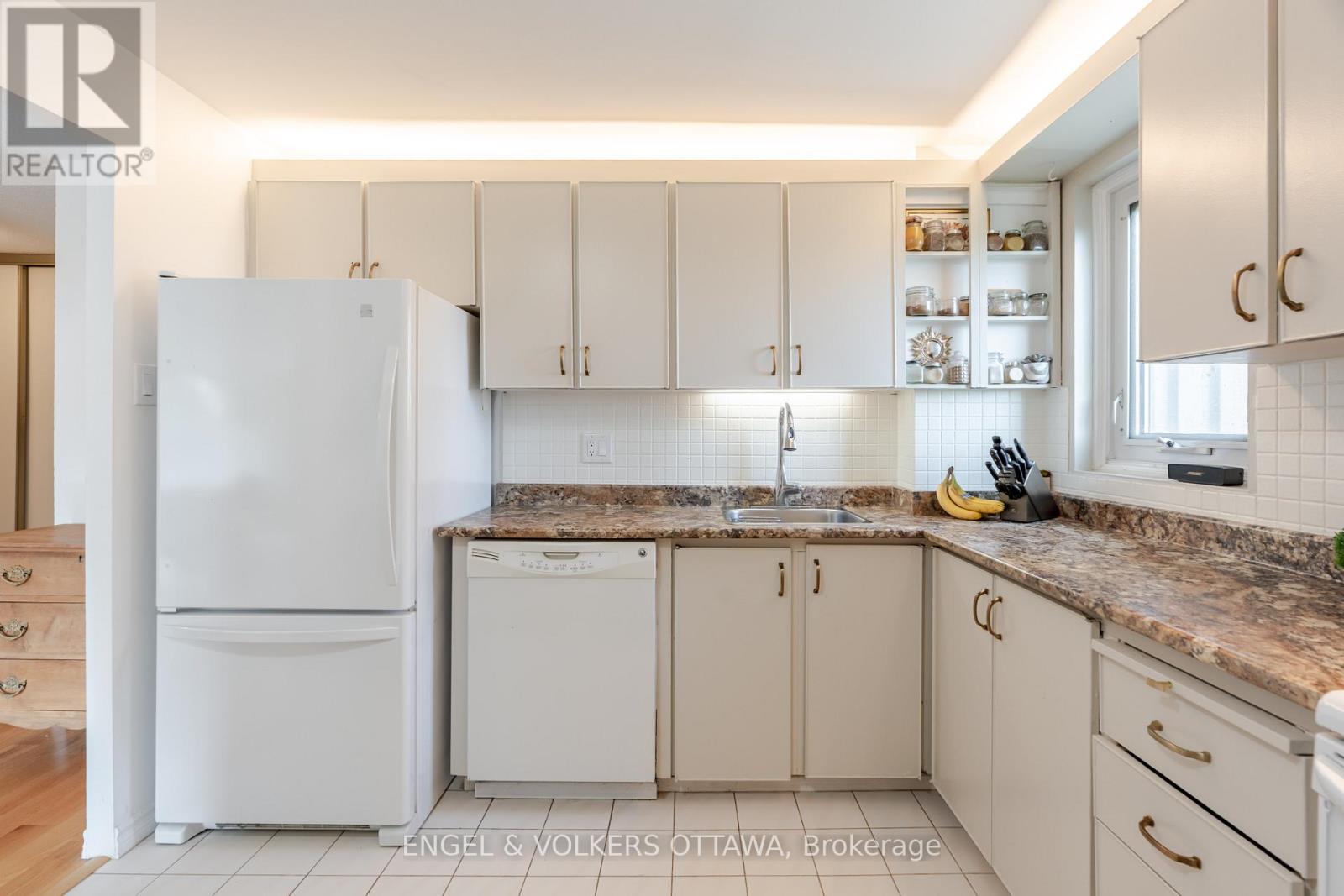 606 - 1171 Ambleside Drive