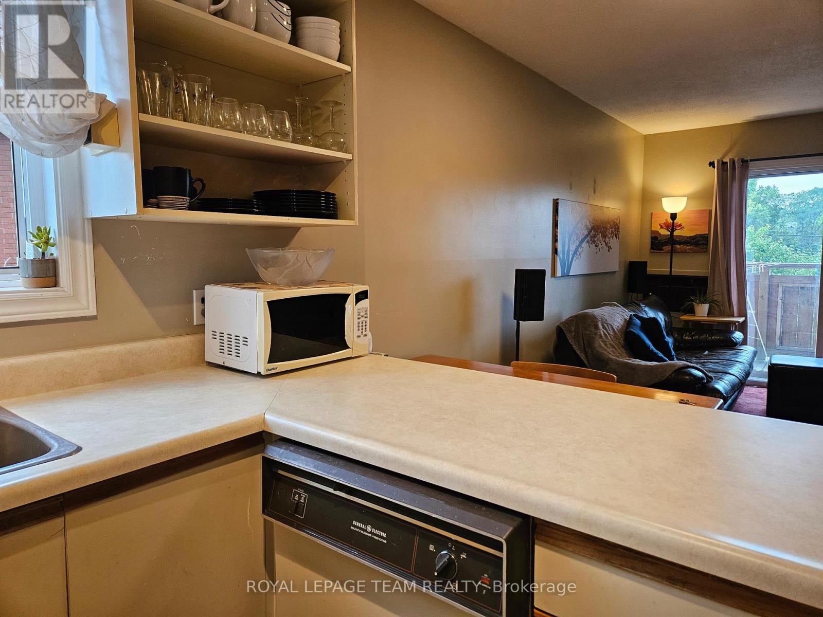 5 - 522 Riverdale Avenue