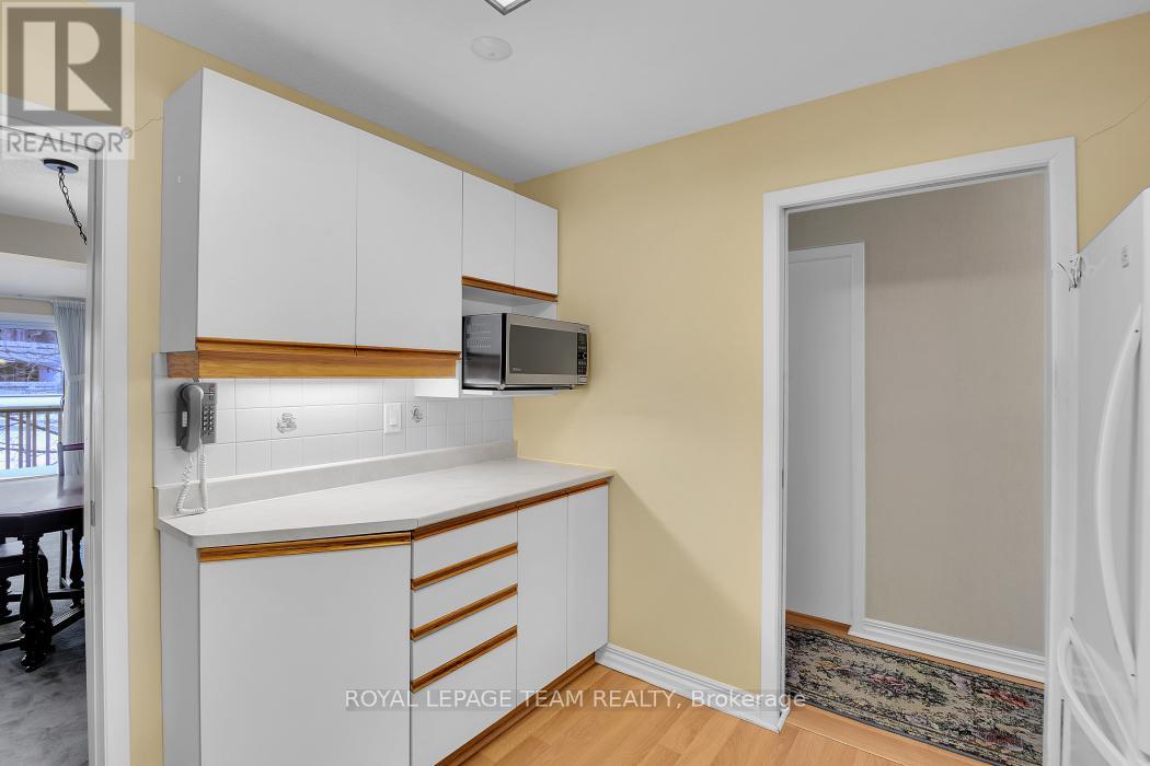 16 - 1137 Ambleside Drive