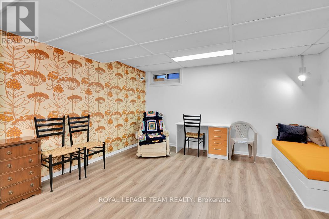 16 - 1137 Ambleside Drive