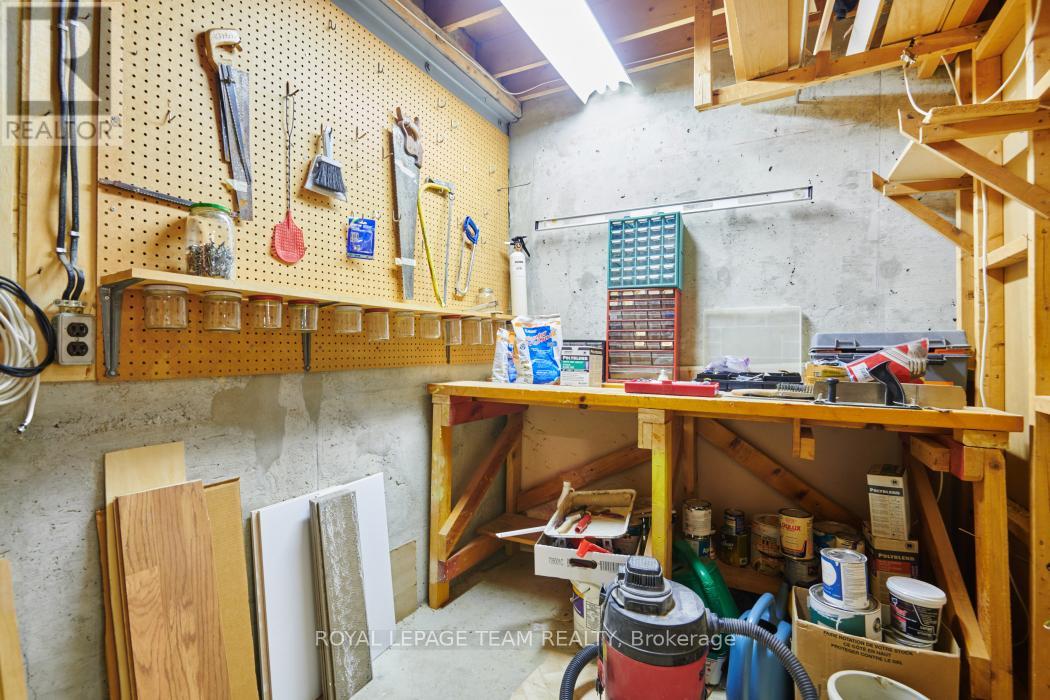 16 - 1137 Ambleside Drive