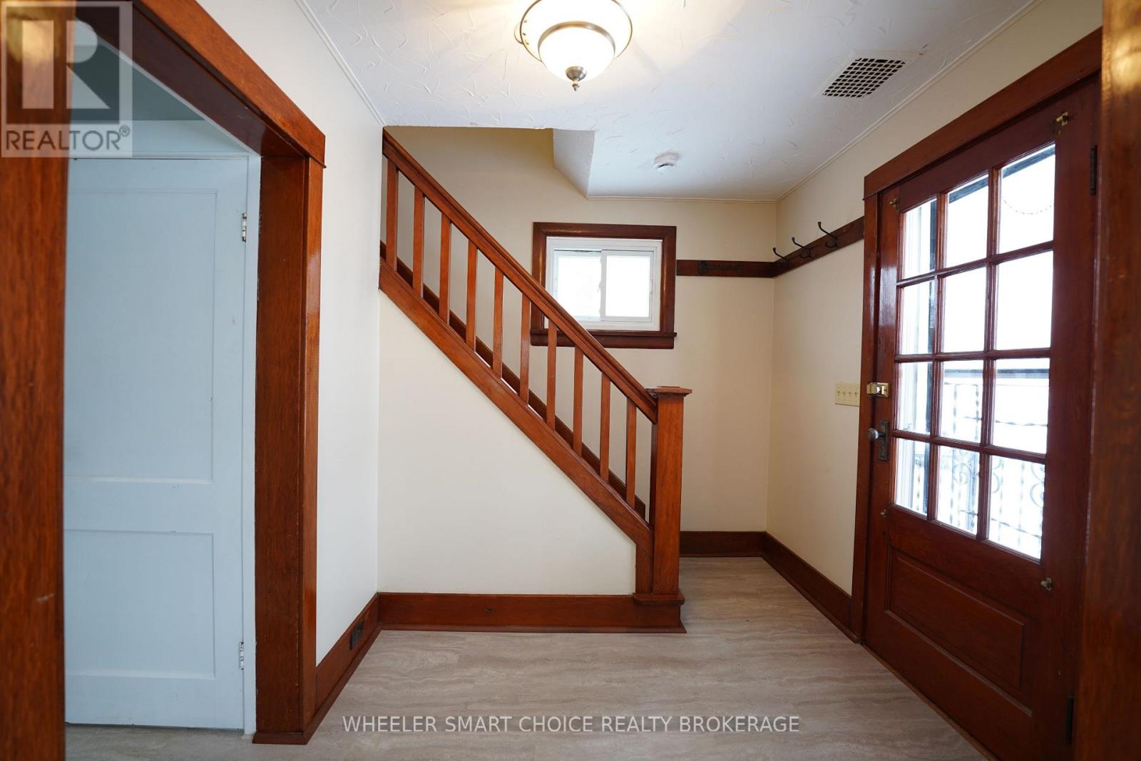 14 Saunders Avenue N