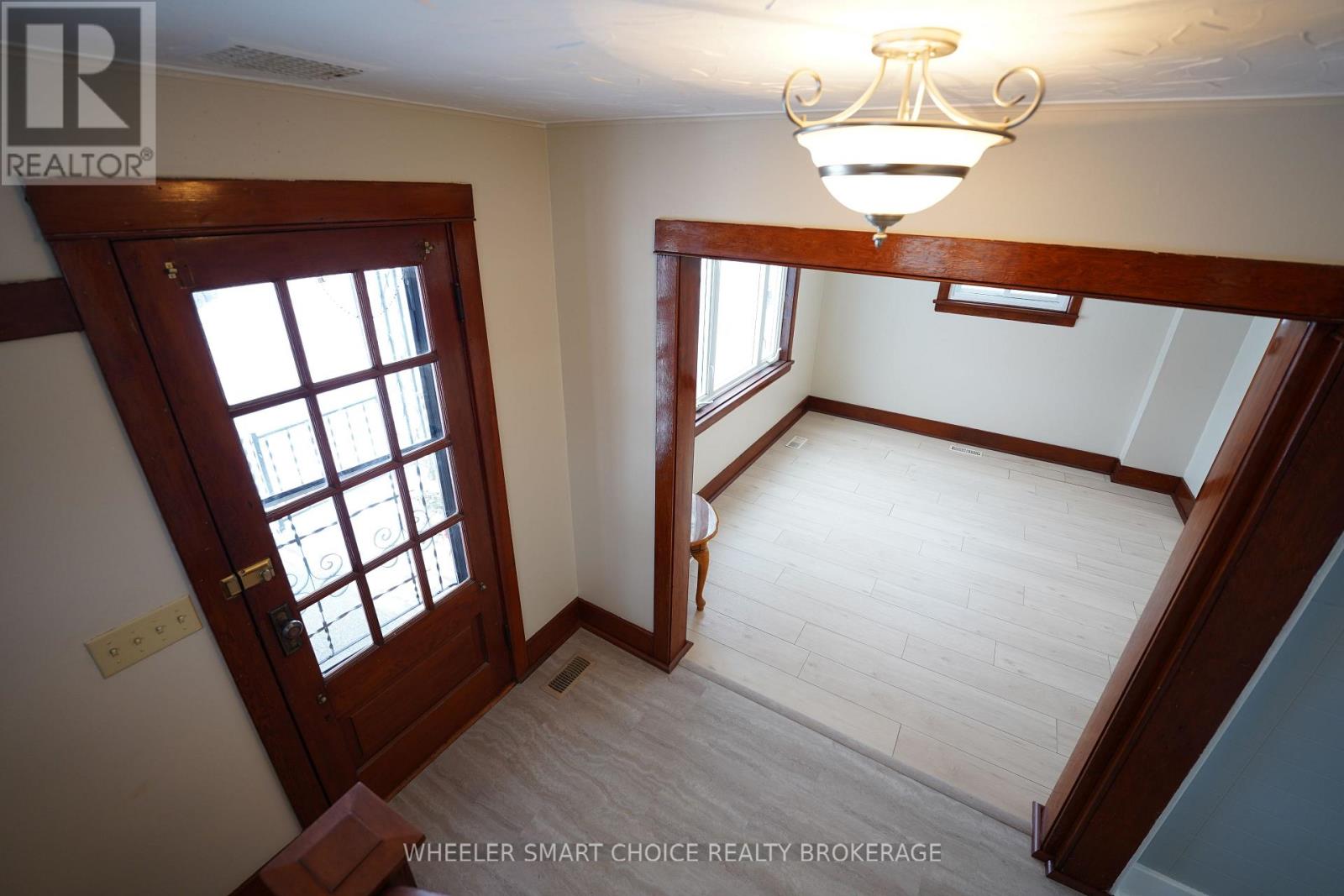 14 Saunders Avenue N