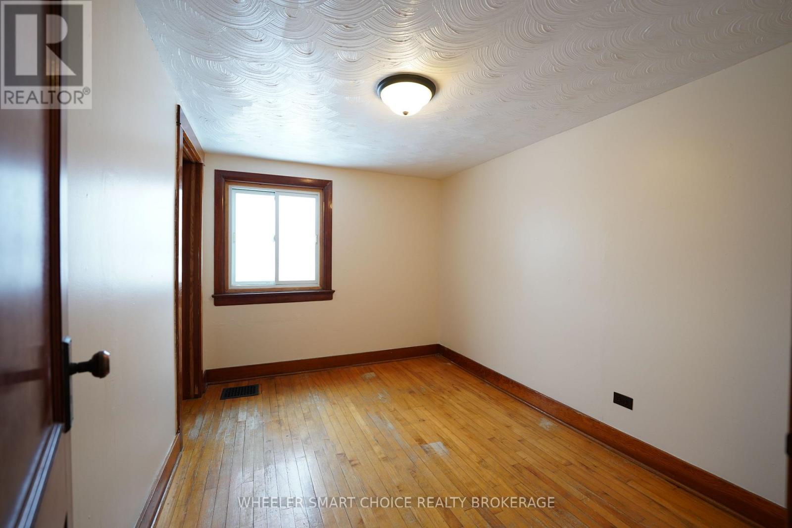 14 Saunders Avenue N