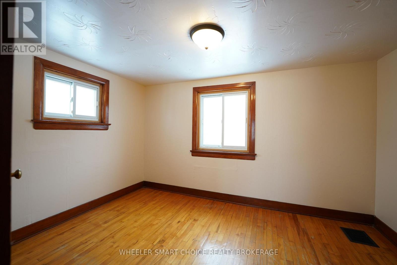 14 Saunders Avenue N