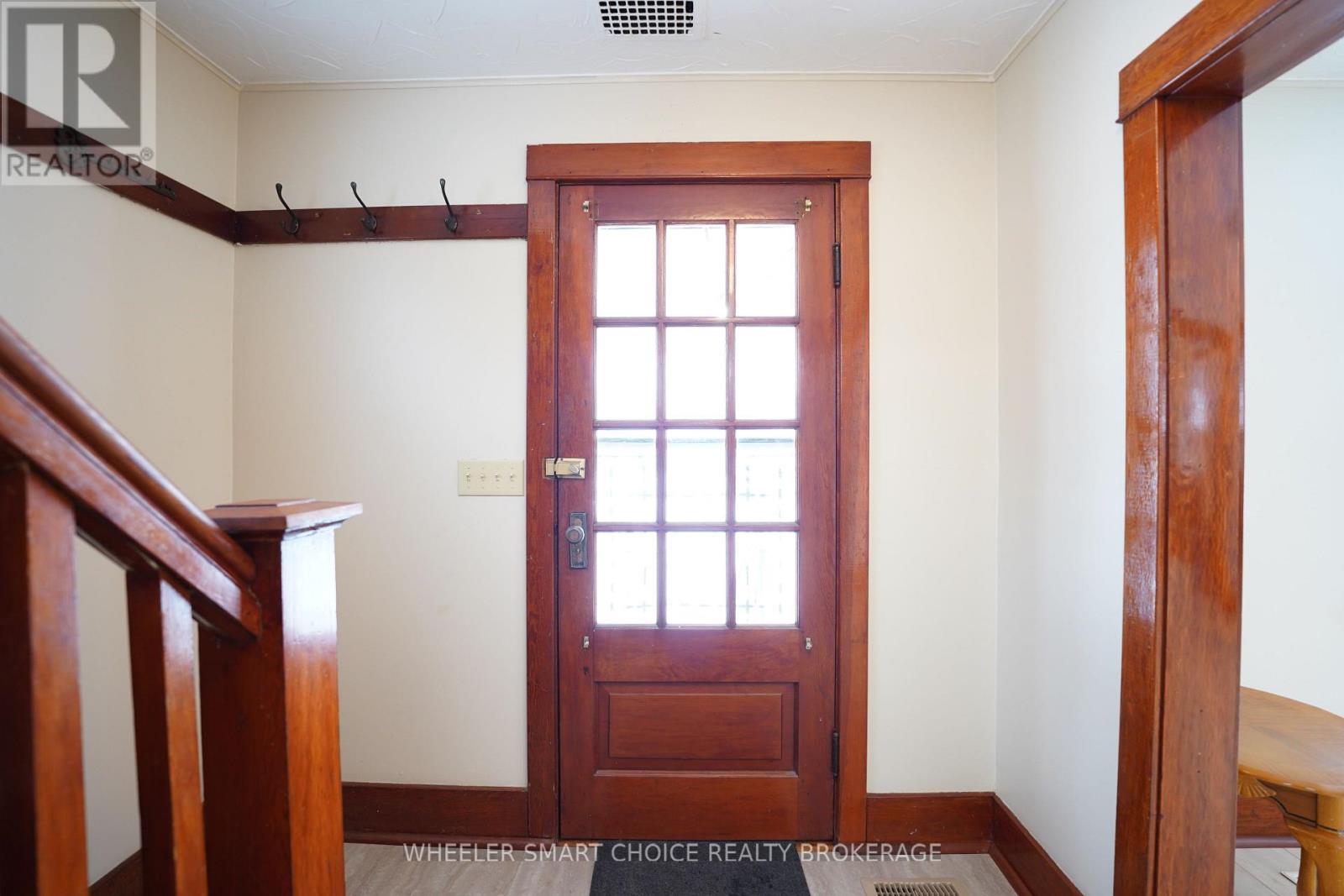 14 Saunders Avenue N