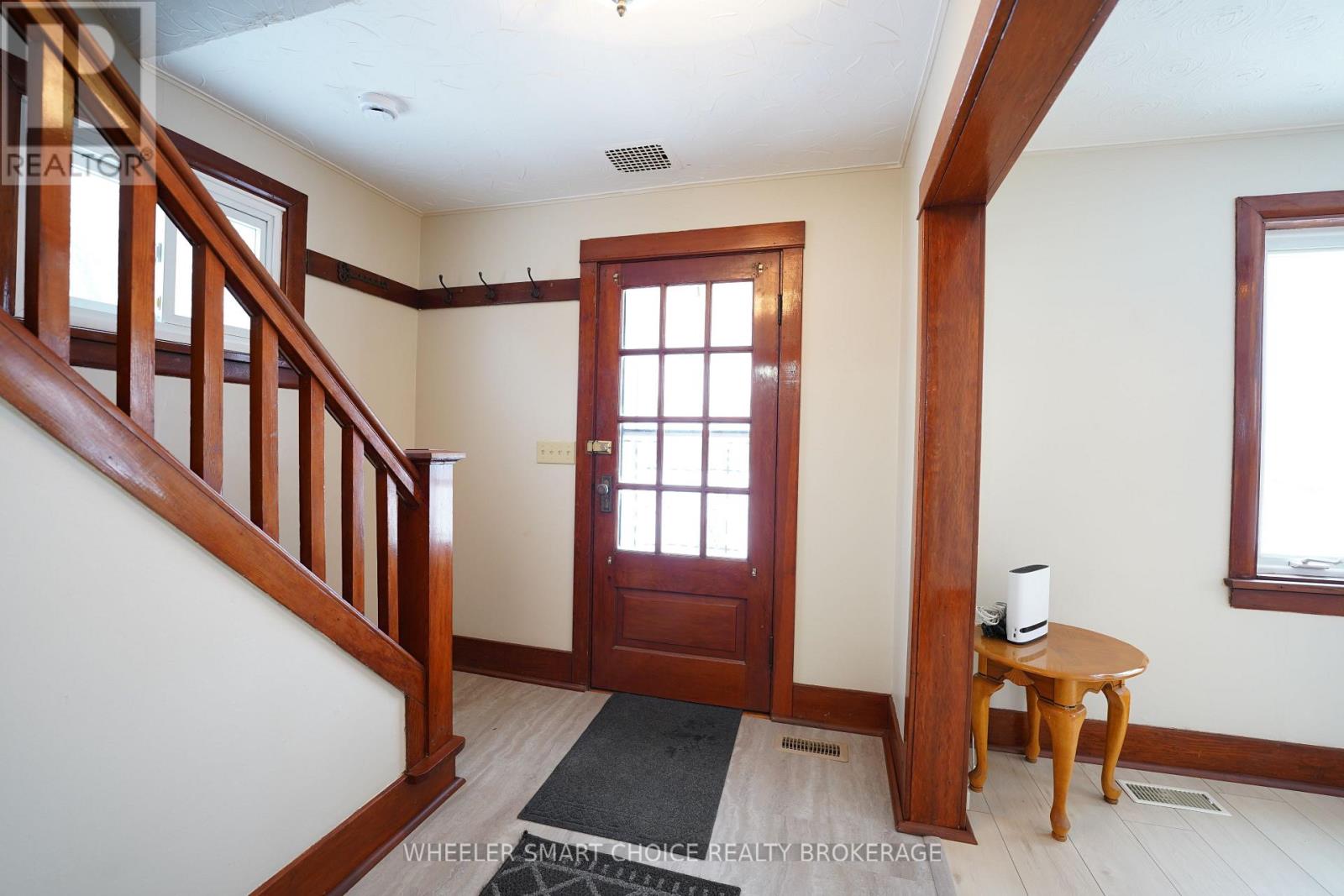 14 Saunders Avenue N