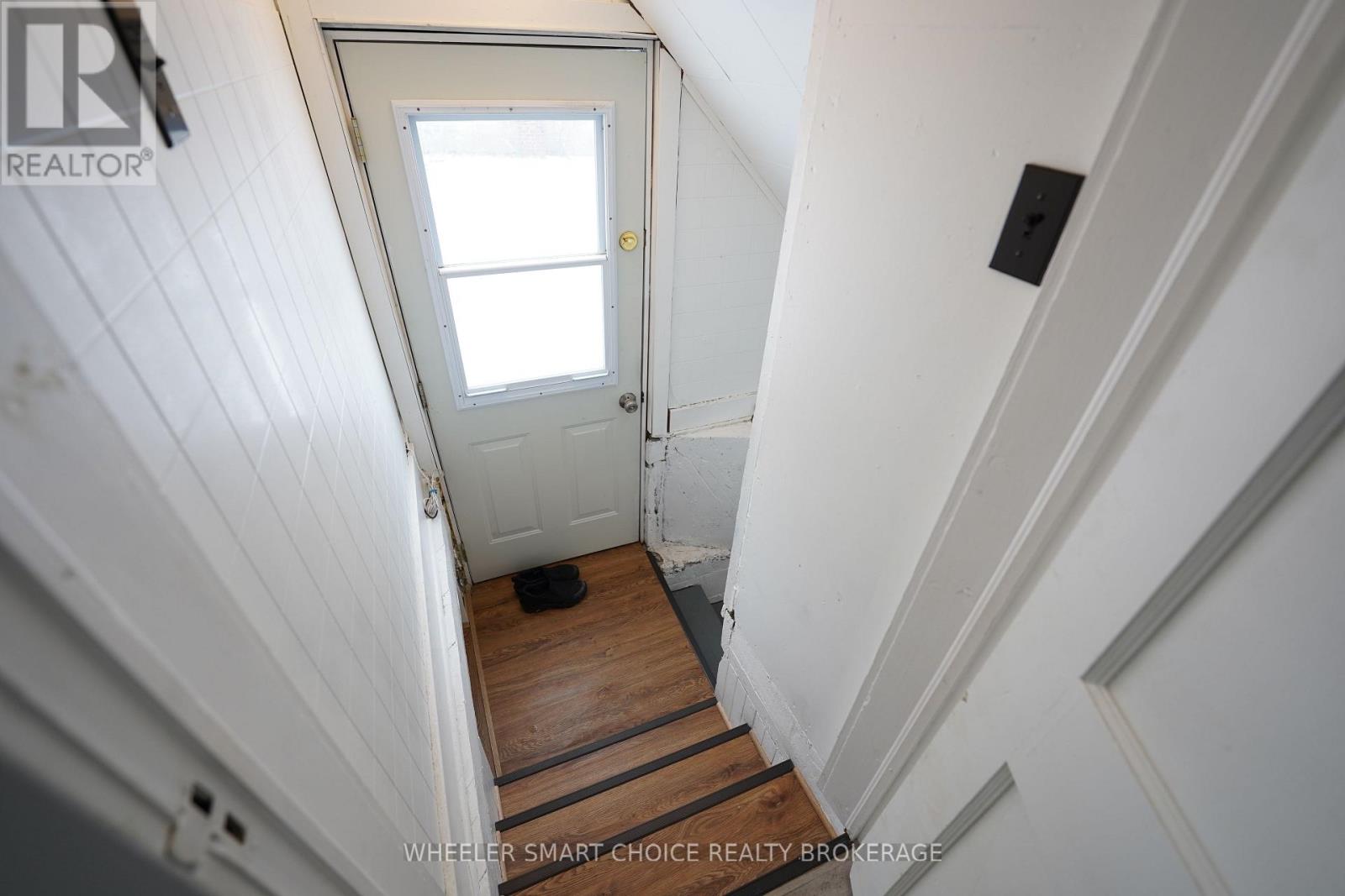 14 Saunders Avenue N