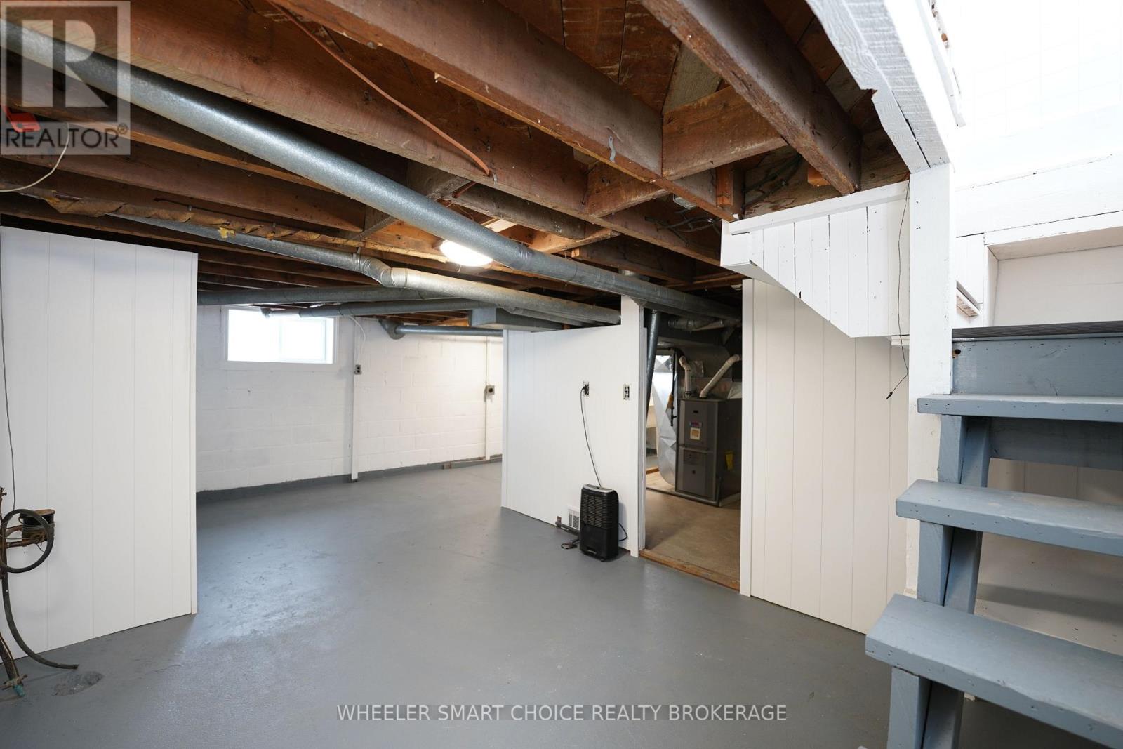 14 Saunders Avenue N