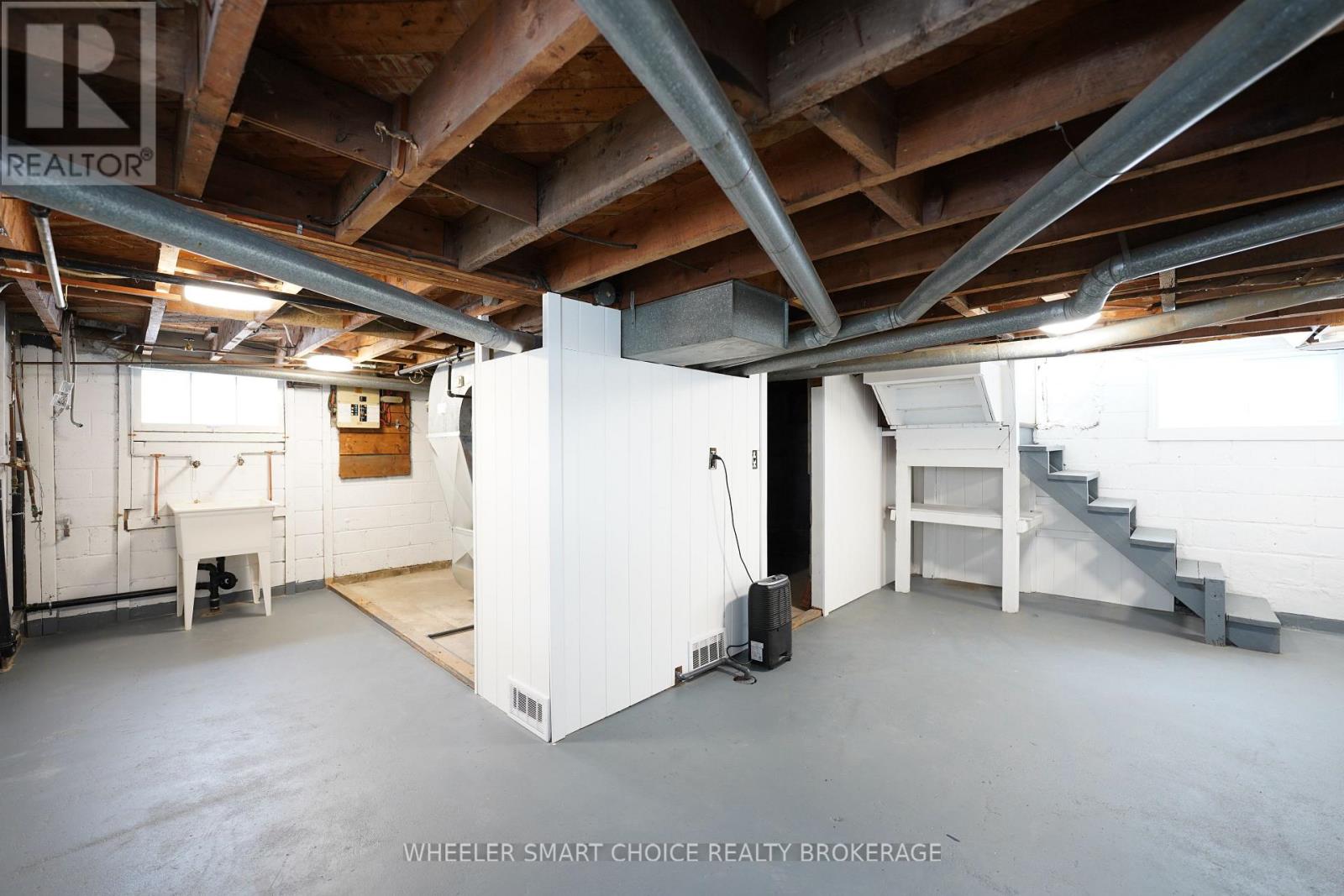 14 Saunders Avenue N