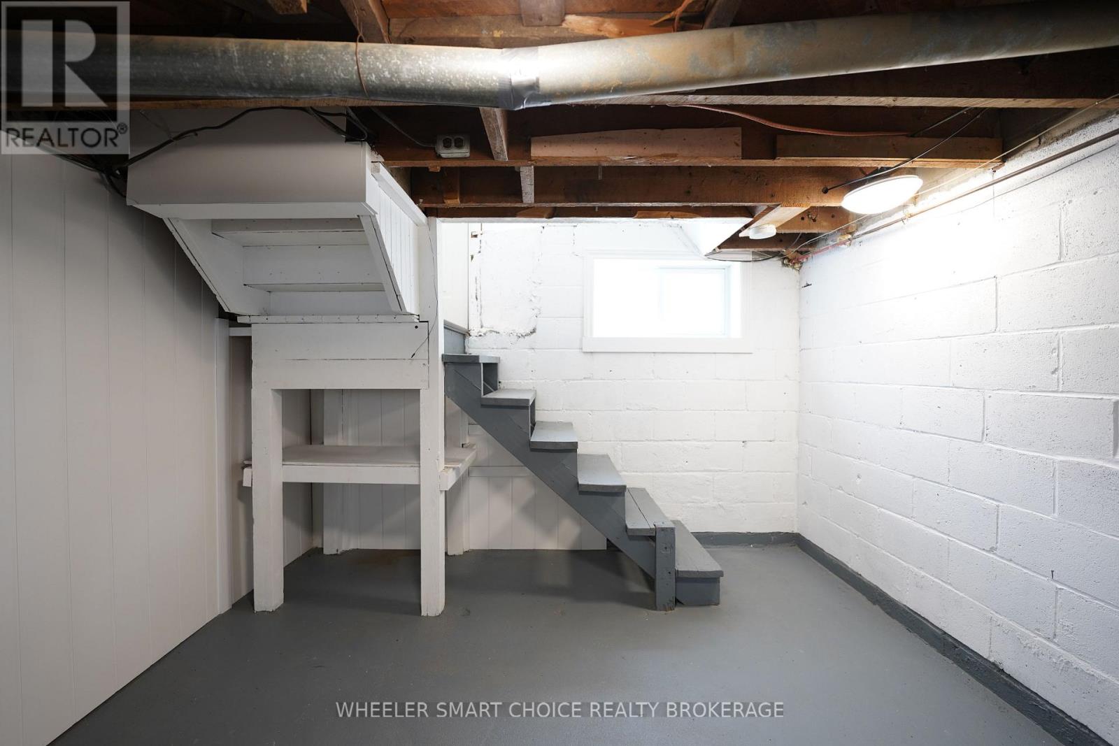 14 Saunders Avenue N