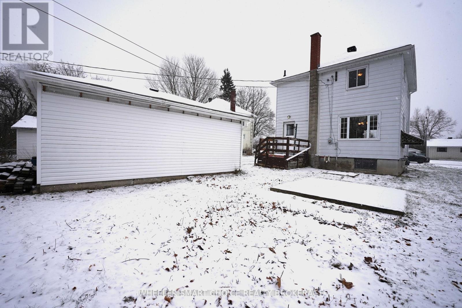 14 Saunders Avenue N