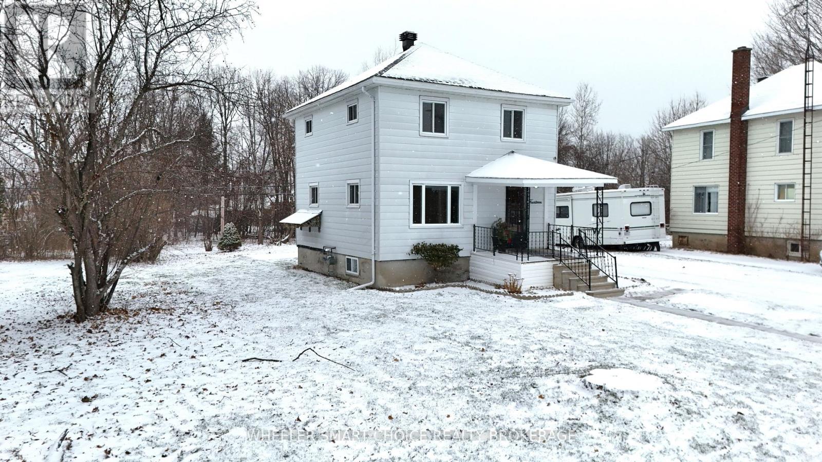 14 Saunders Avenue N