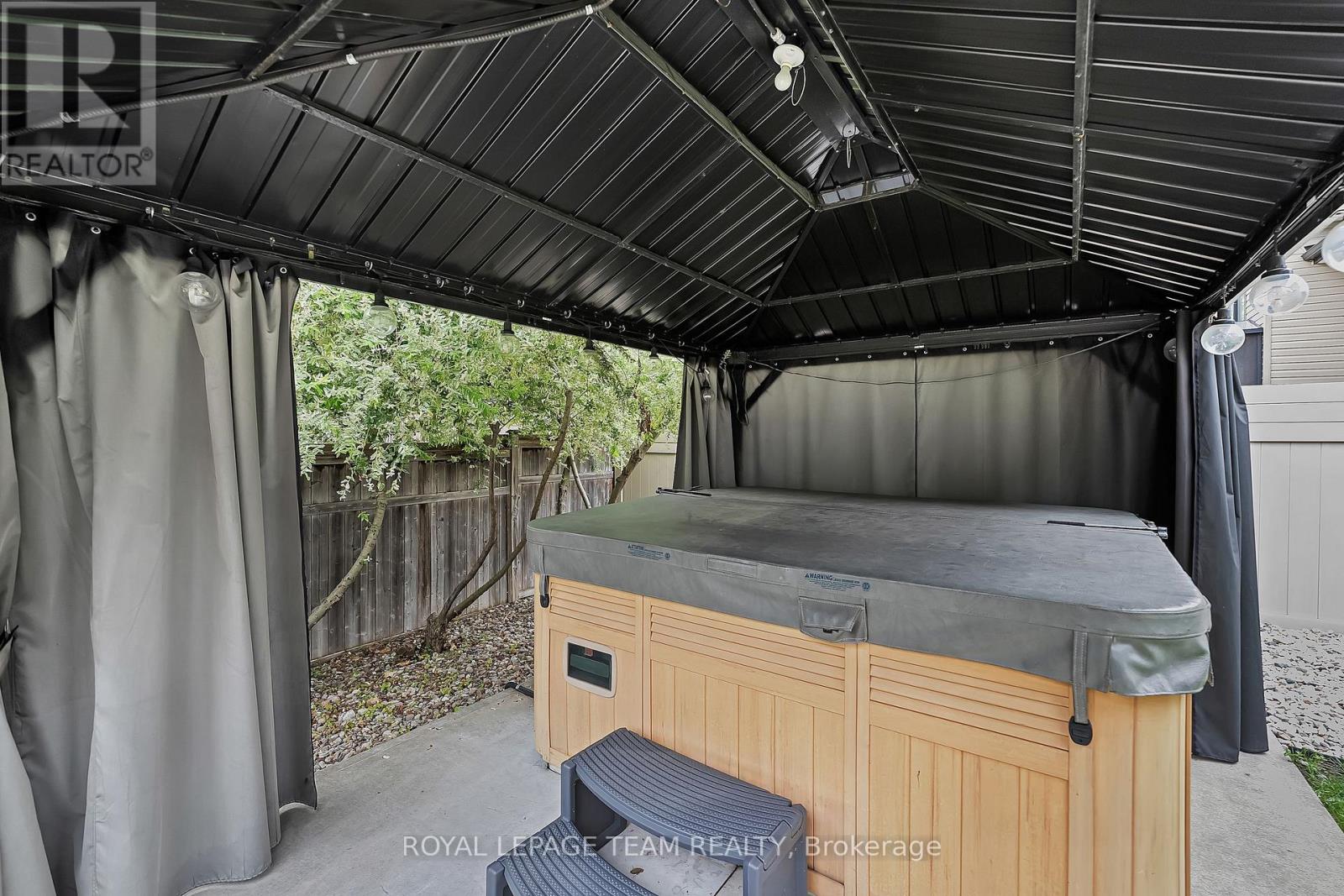 51 Bridle Crest Court