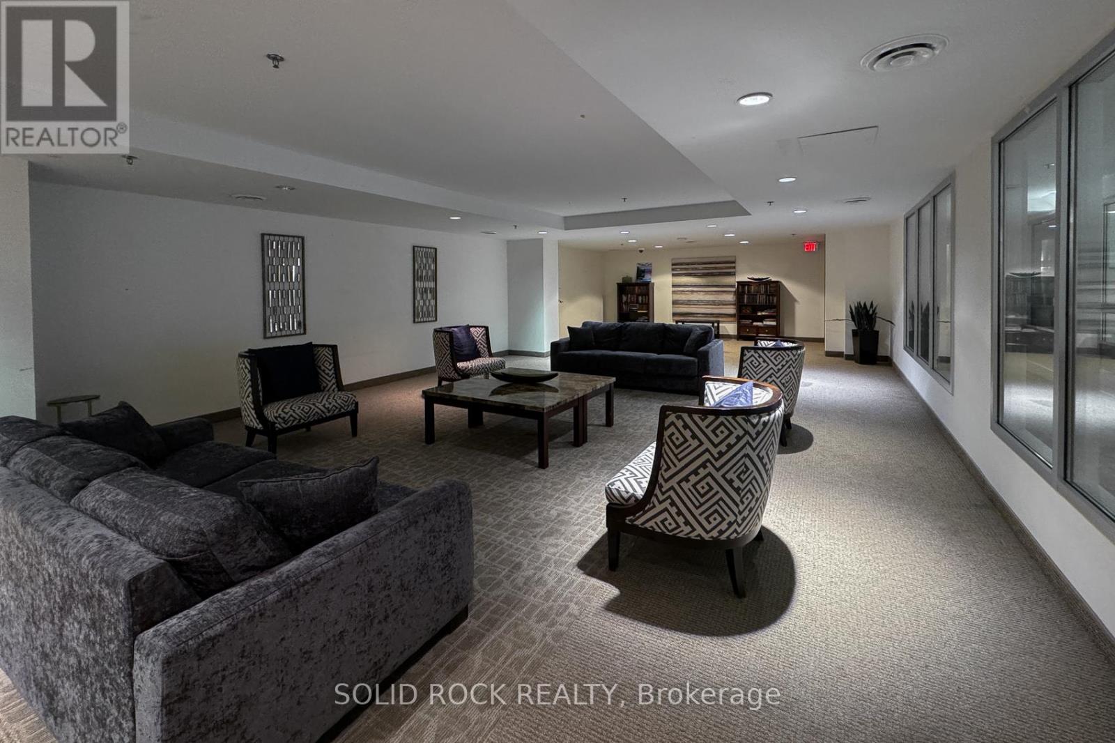 502 - 242 Rideau Street