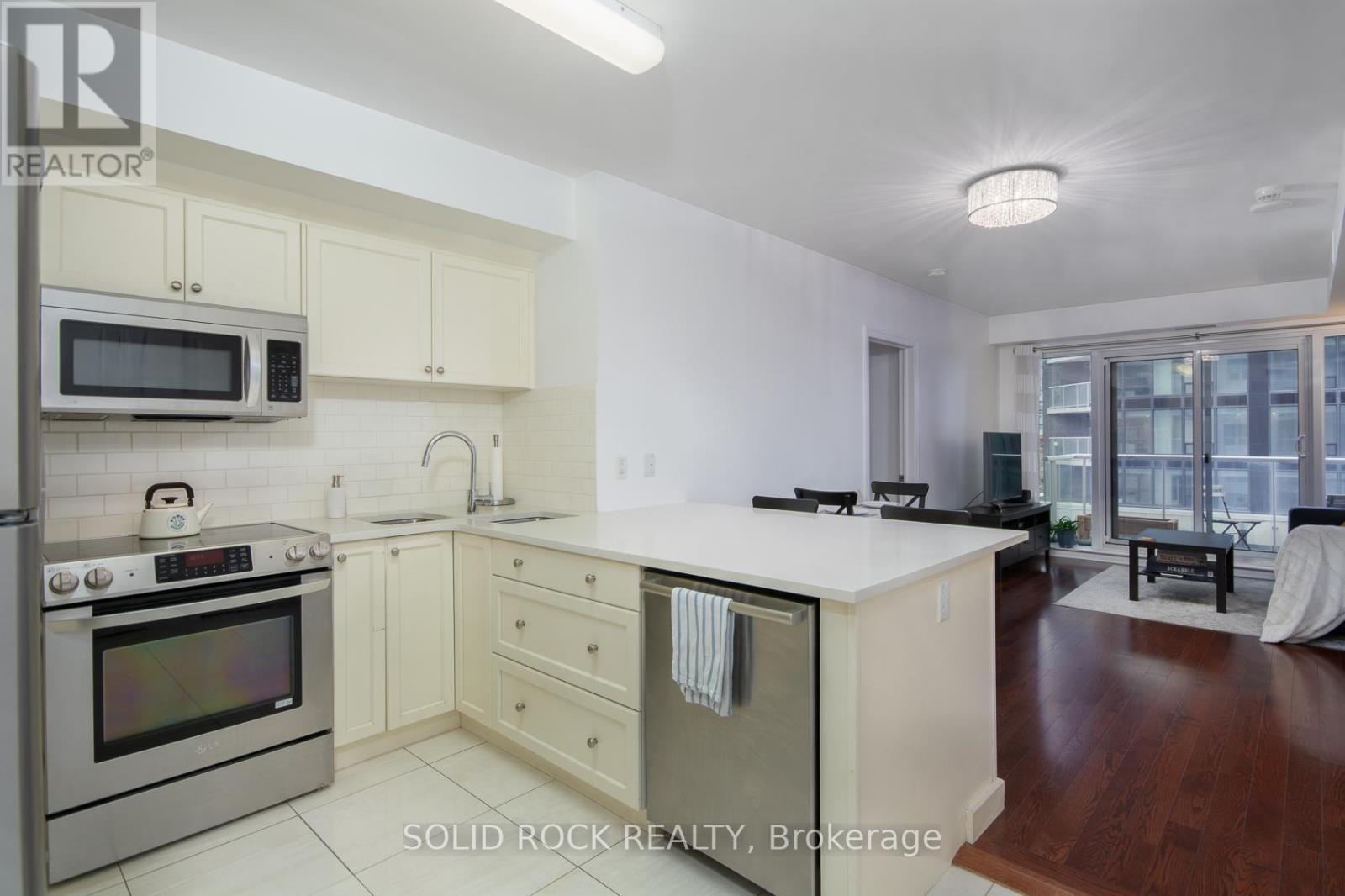 502 - 242 Rideau Street