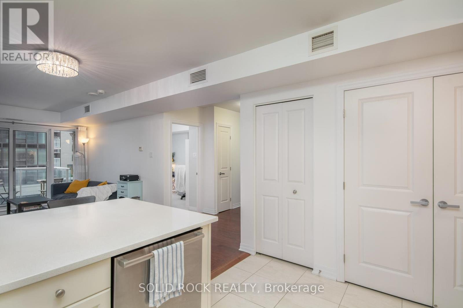 502 - 242 Rideau Street