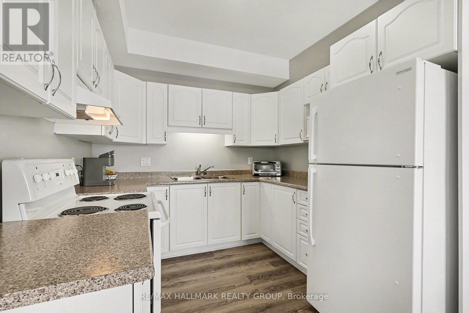 208 - 1026 Laurier Street