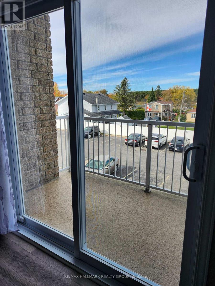 208 - 1026 Laurier Street