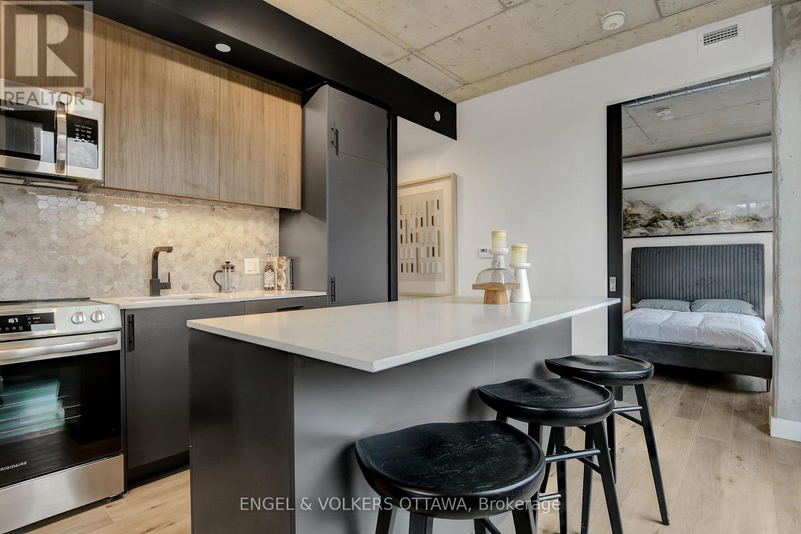 405 - 10 James Street