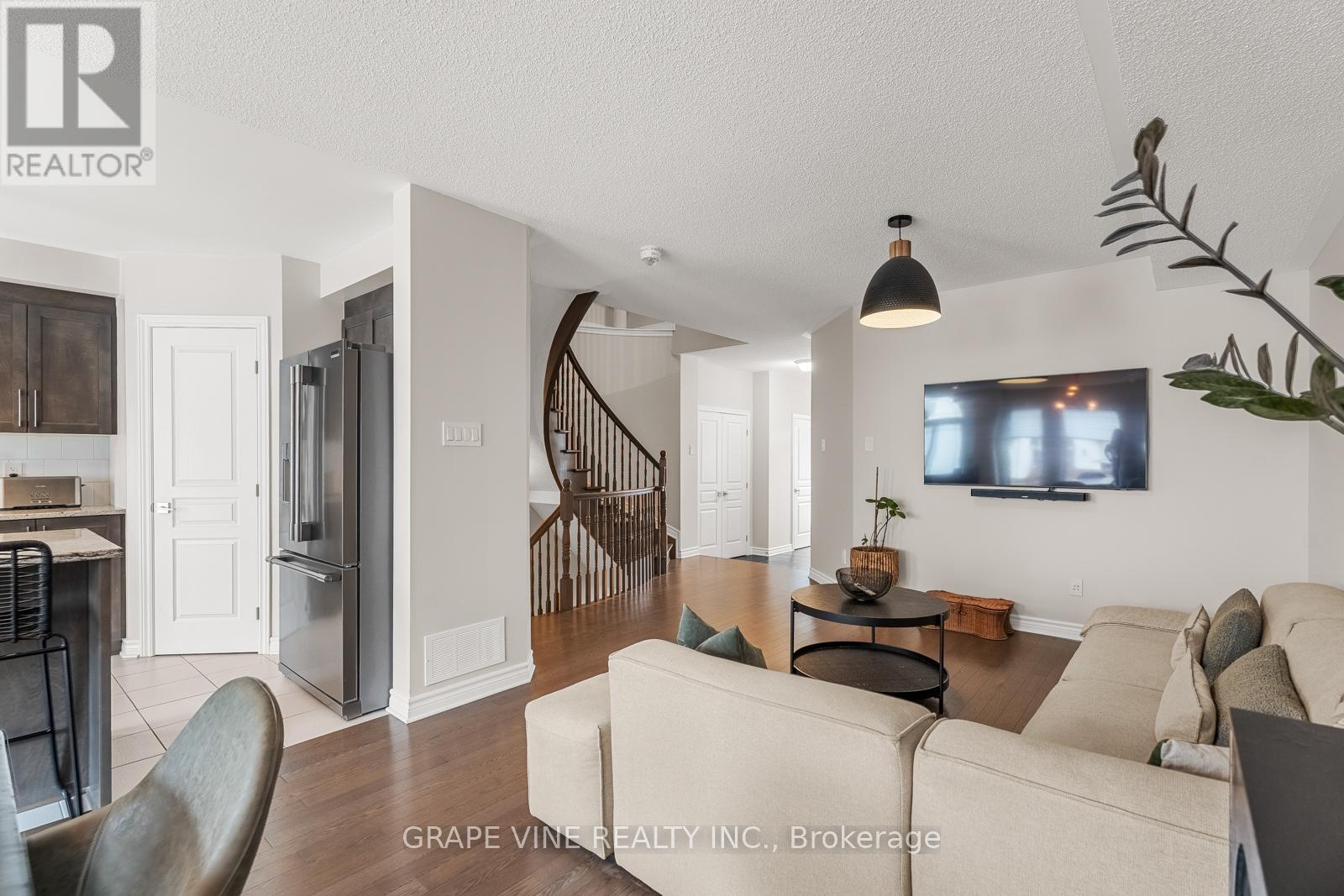 568 Voie Du Pin Rouge Way