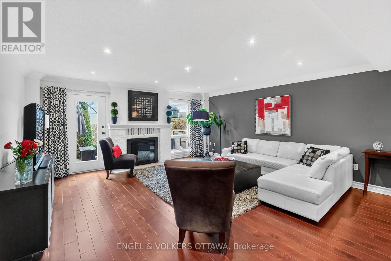 C8 - 111 Echo Drive W