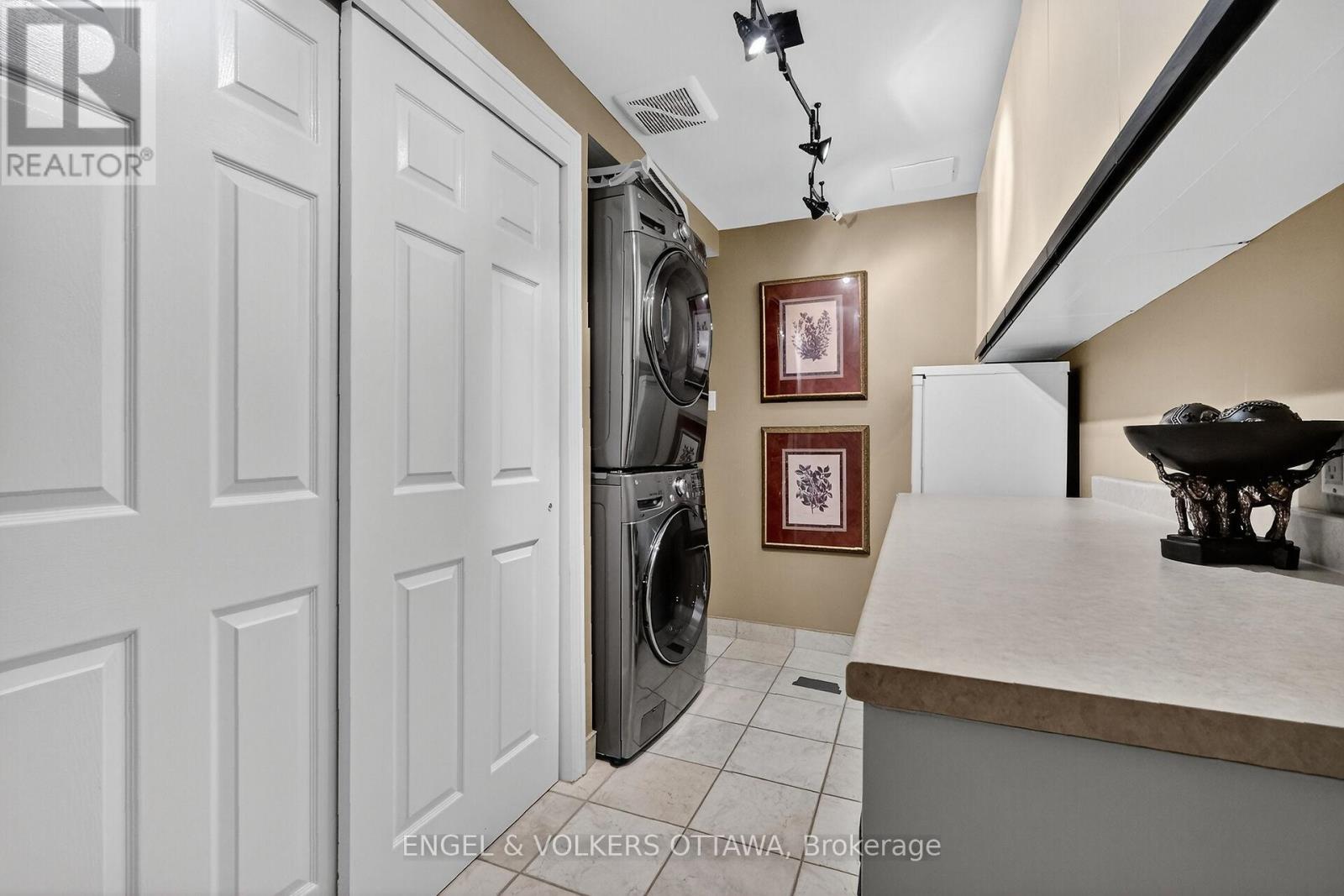 C8 - 111 Echo Drive W