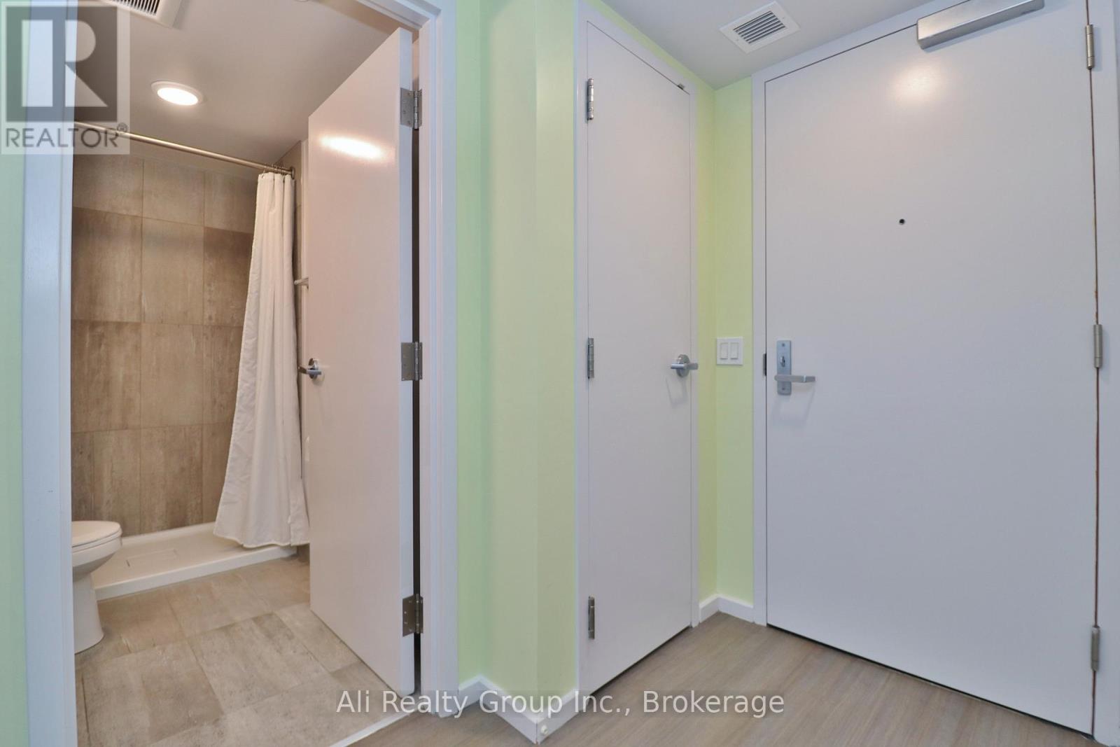 1602 - 105 Champagne Avenue S