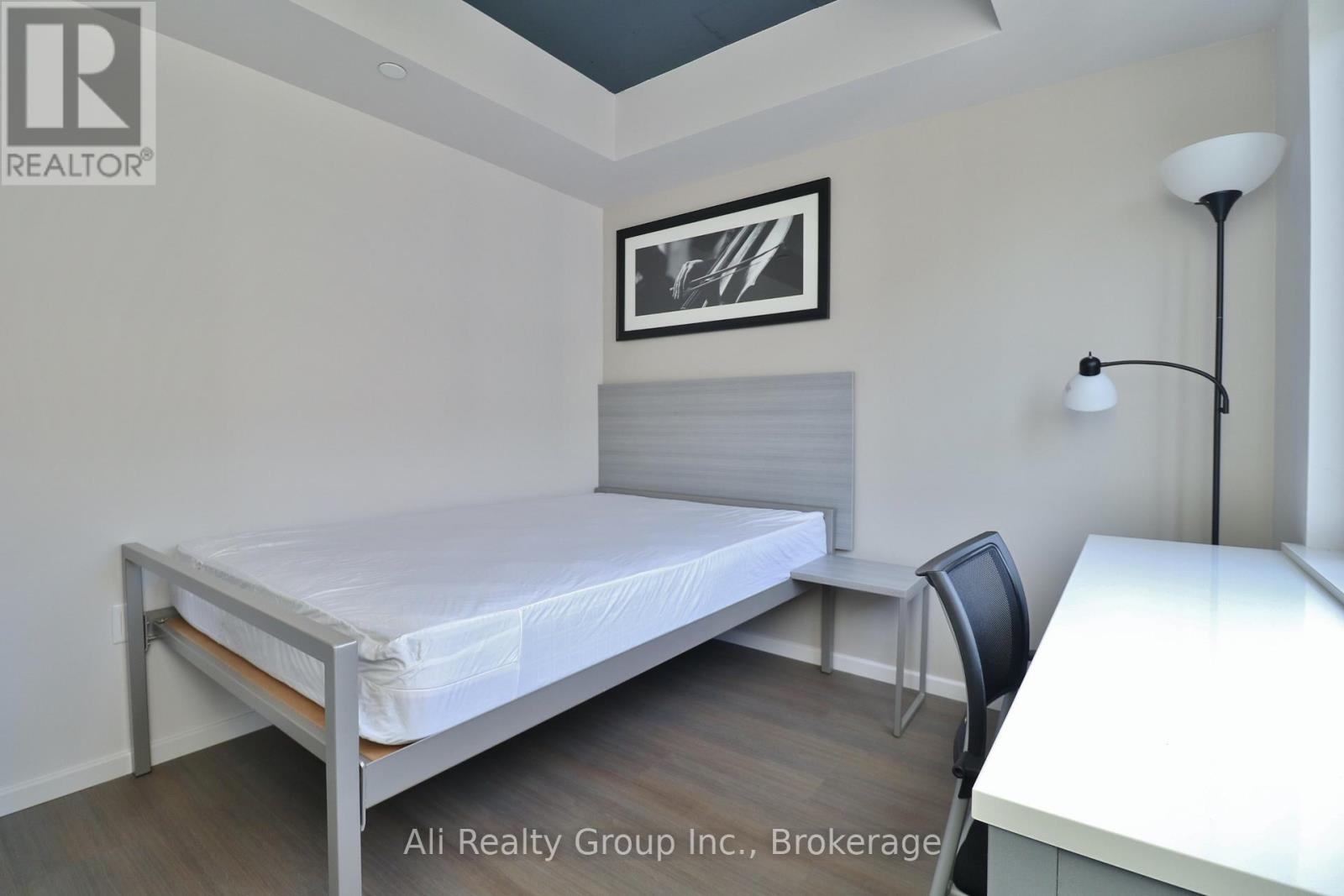 1602 - 105 Champagne Avenue S