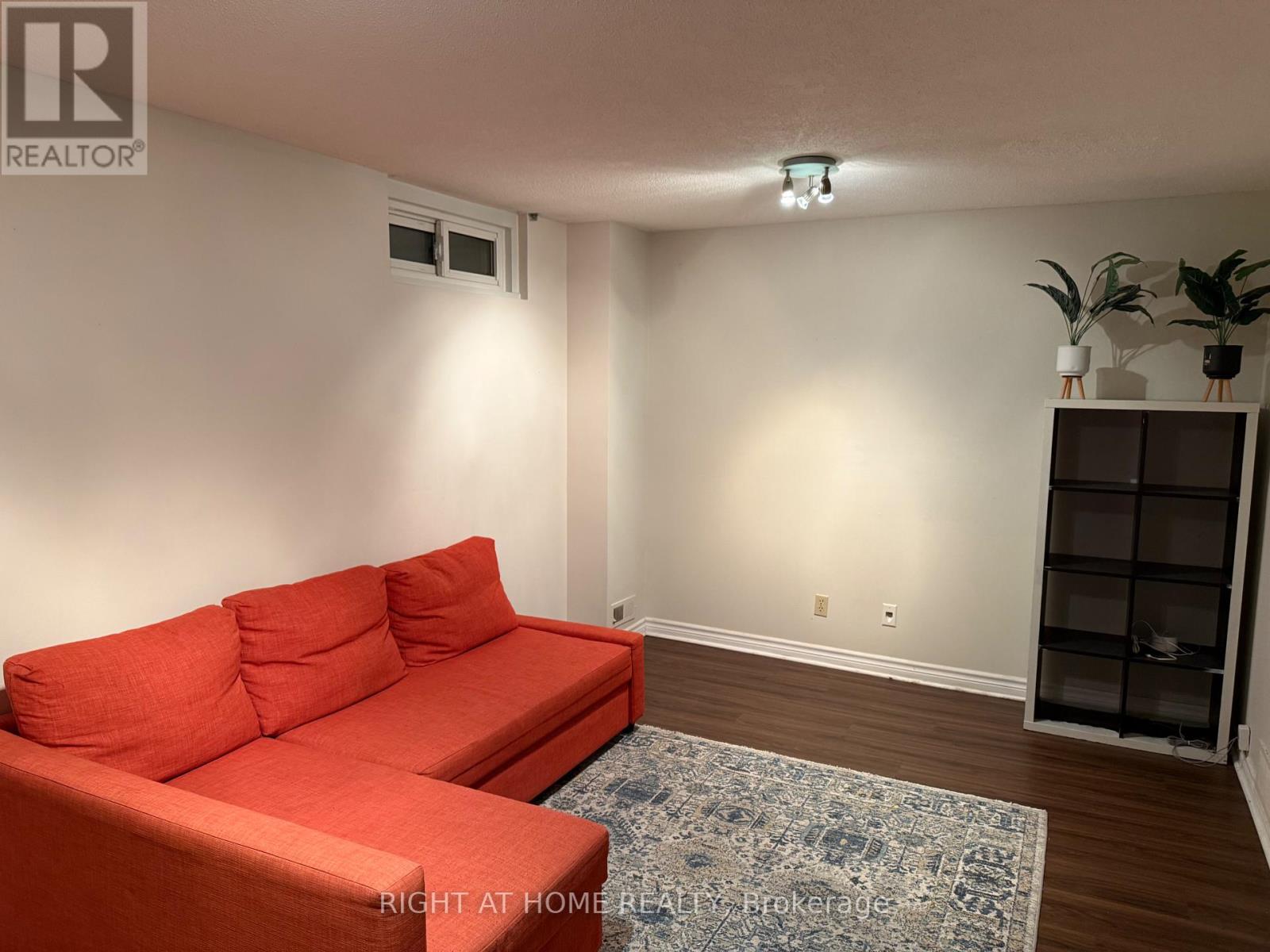 1736 C Lamoureux Drive