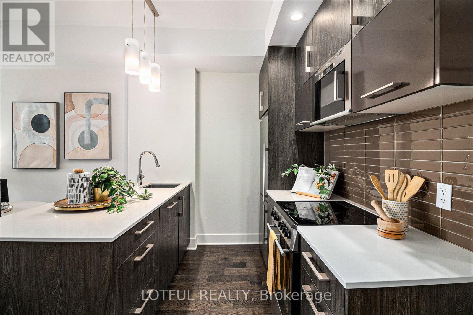 1604 - 255 Bay Street