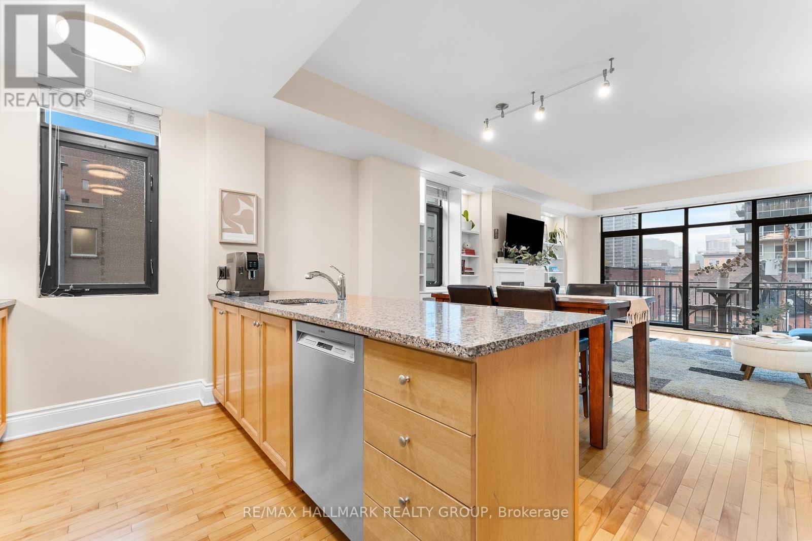 401 - 374 Cooper Street