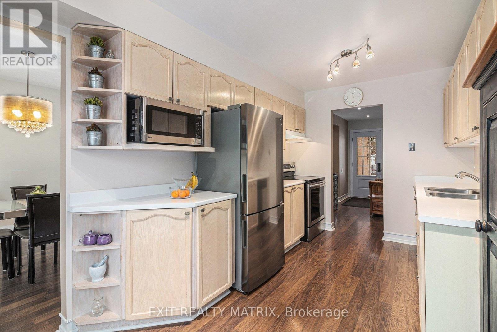 813 Clearcrest Crescent