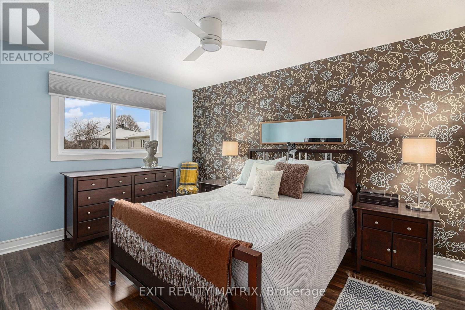 813 Clearcrest Crescent